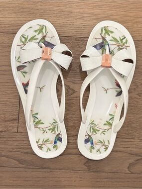 Ted Baker White Bow Flip-eFlop Sandals with Rose Gold Accent